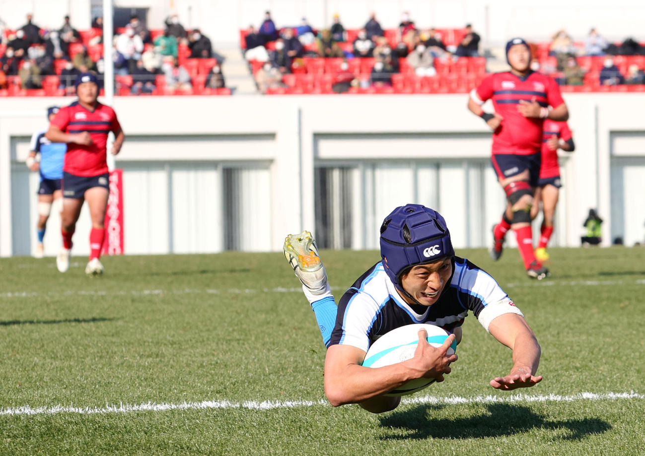 常翔学園対東海大大阪仰星　前半、東海大大阪仰星SH石田太陽は相手ハンドリングボールを奪いそのままトライを挙げる（撮影・上山淳一）