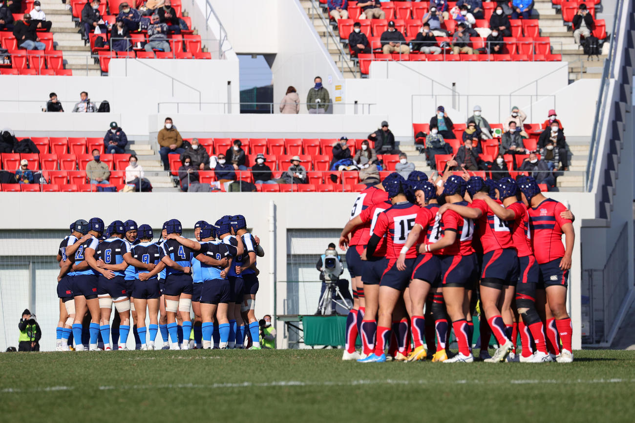 常翔学園対東海大大阪仰星　試合前、円陣を組む両校の選手（撮影・上山淳一）