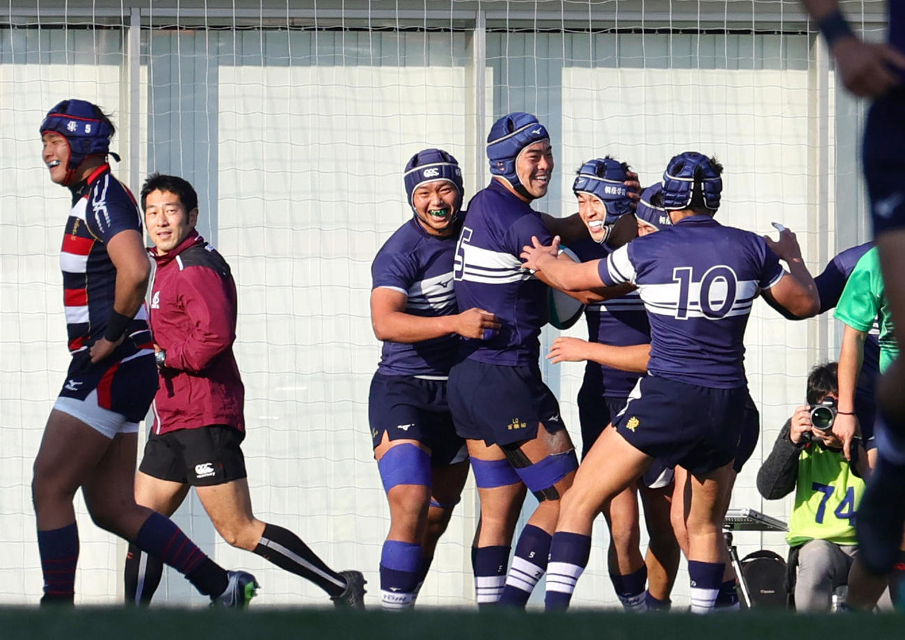 前半、桐蔭学園WTB原（右から3人目）は先制トライ決め仲間たちと喜ぶ（撮影・上山淳一）