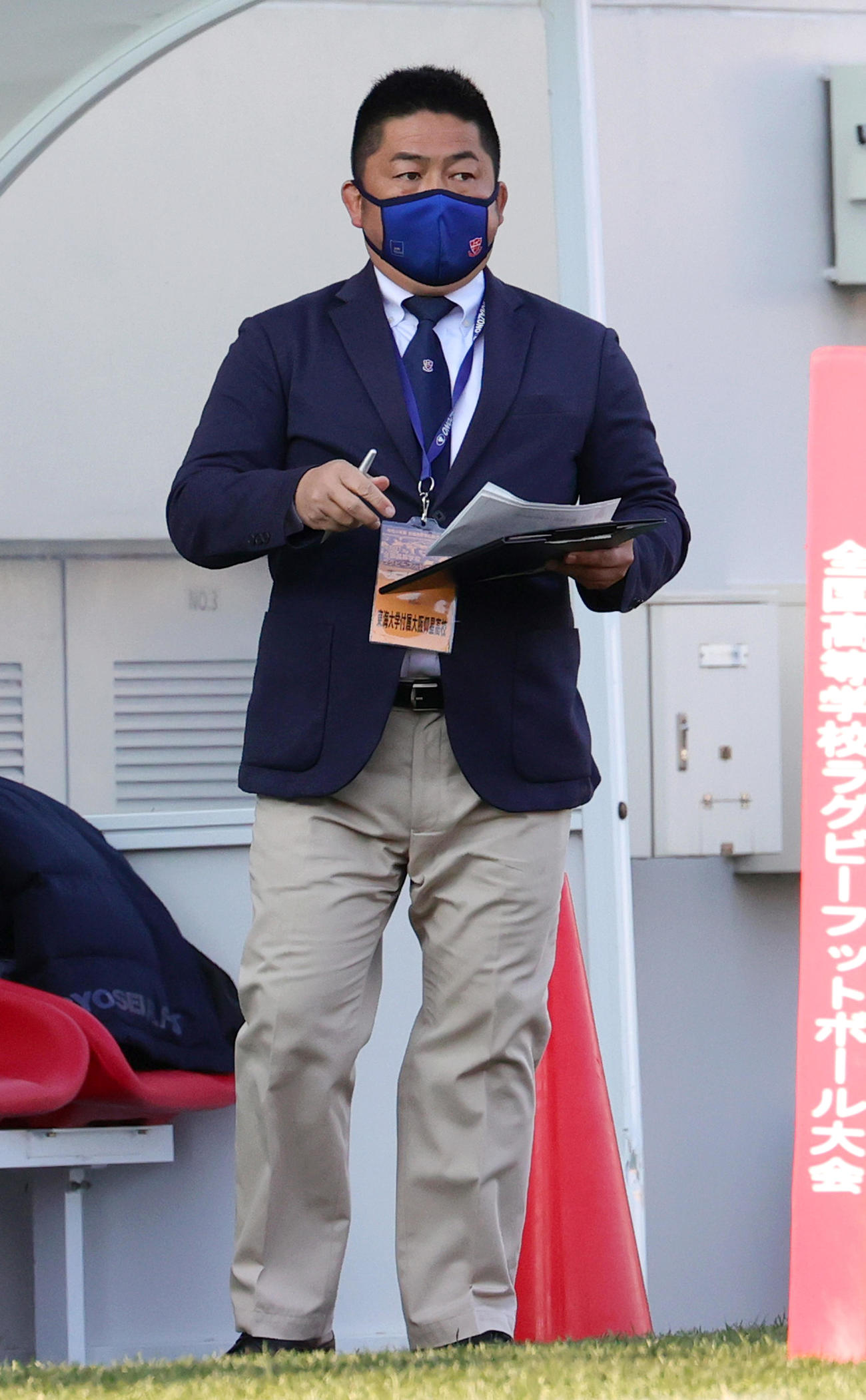 後半、戦況を見る東海大大阪仰星の湯浅監督（撮影・上山淳一）