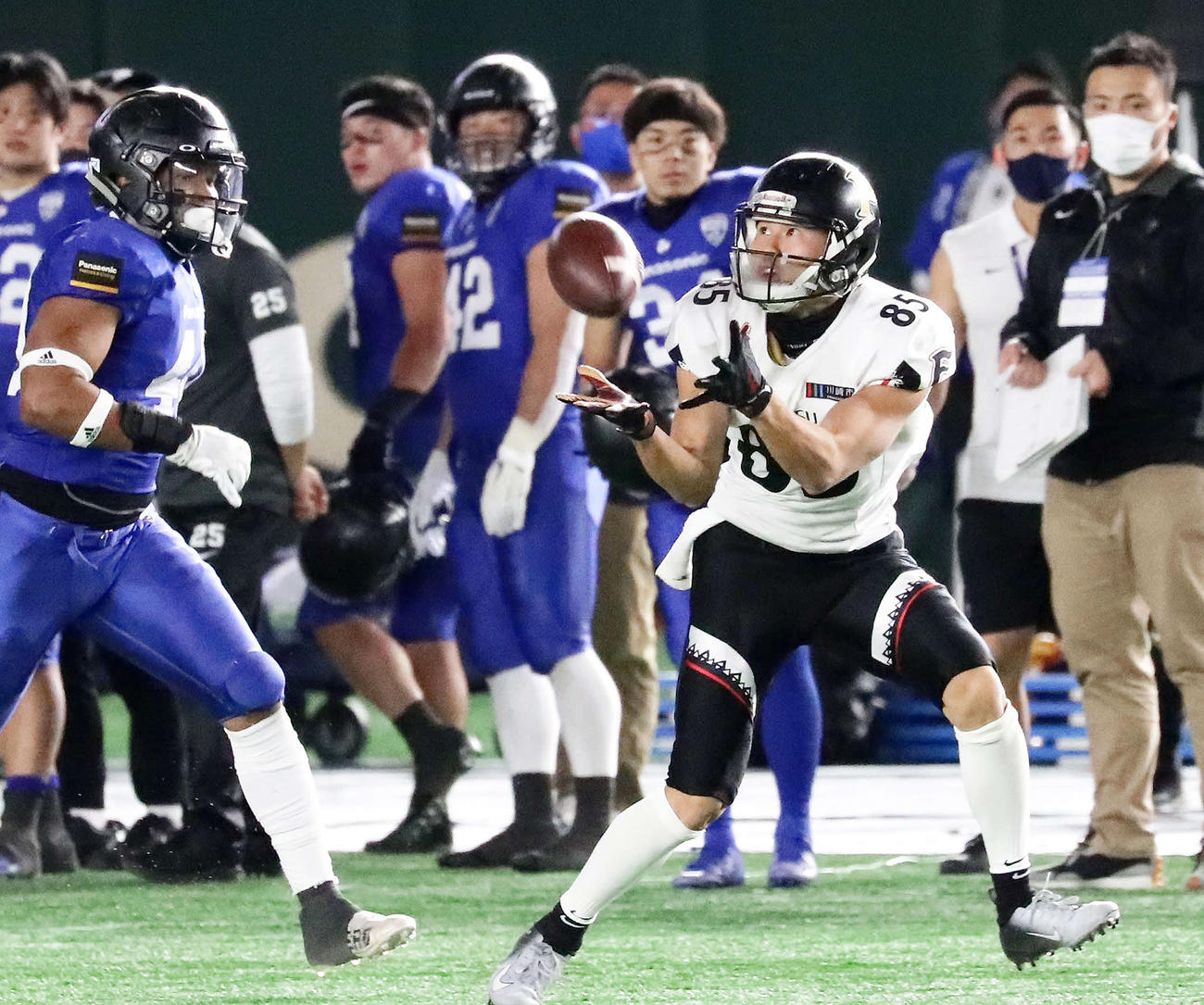 第2Q、ロングパスをキャッチする富士通WR松井（右）（撮影・丹羽敏通）