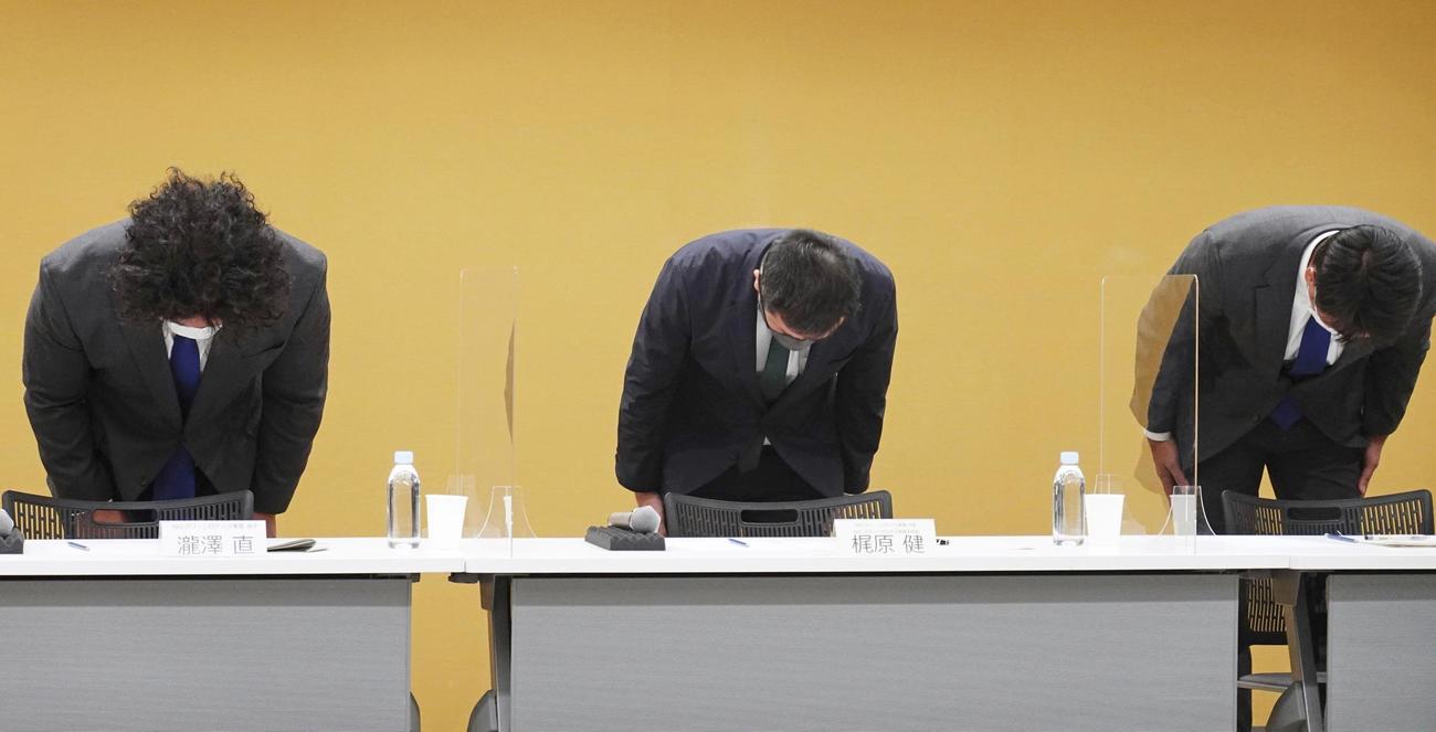 契約していた外国選手が逮捕され、記者会見で謝罪するラグビー・リーグワン、NECグリーンロケッツ東葛の梶原健代表（中央）ら（共同）