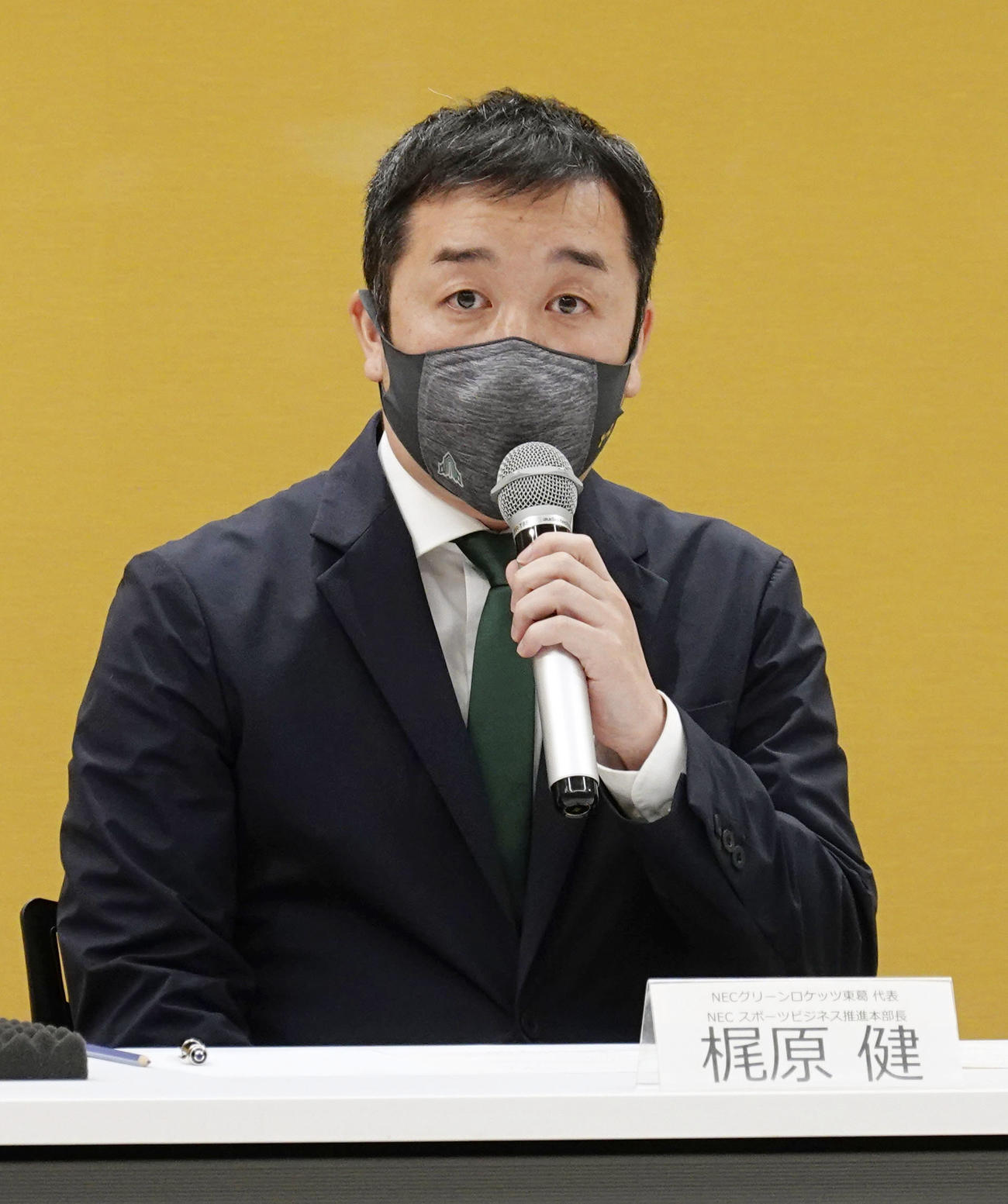 契約していた外国選手が逮捕されたことについて記者会見するラグビー・リーグワン、NECグリーンロケッツ東葛の梶原健代表（共同）
