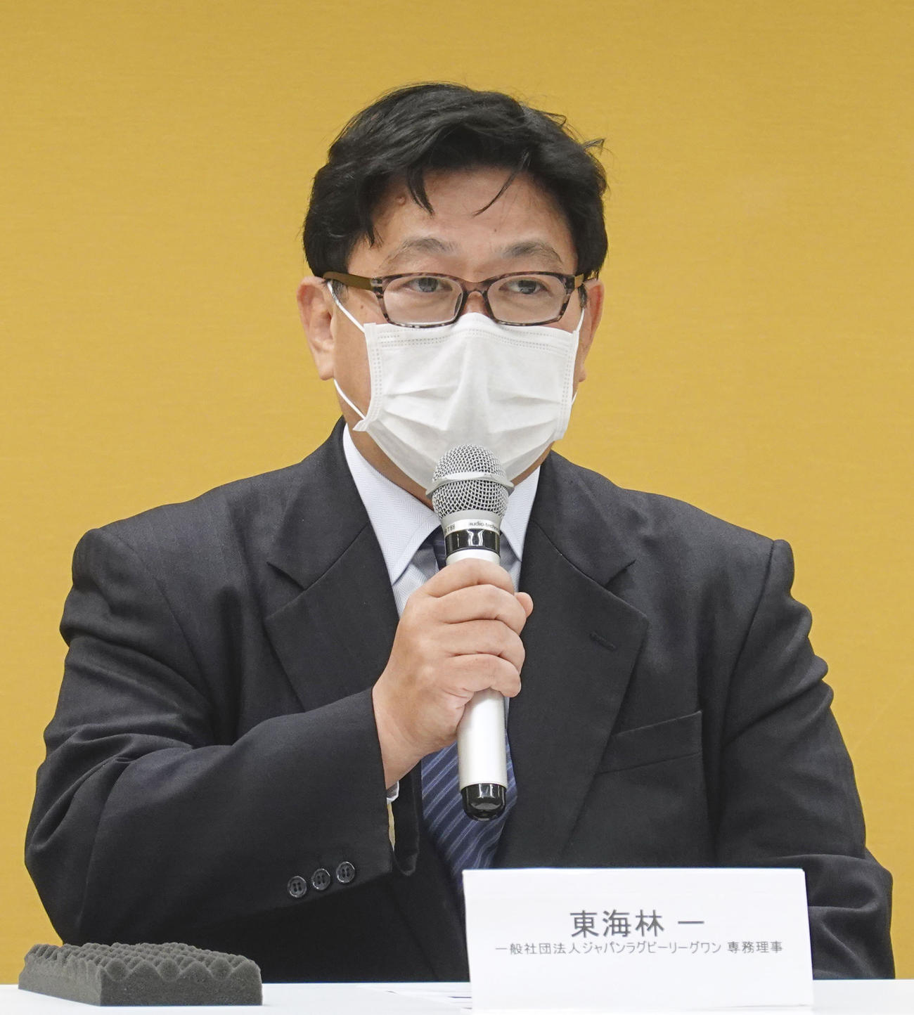 東葛と契約していた選手が逮捕され、記者会見するラグビー・リーグワンの東海林一専務理事（共同）