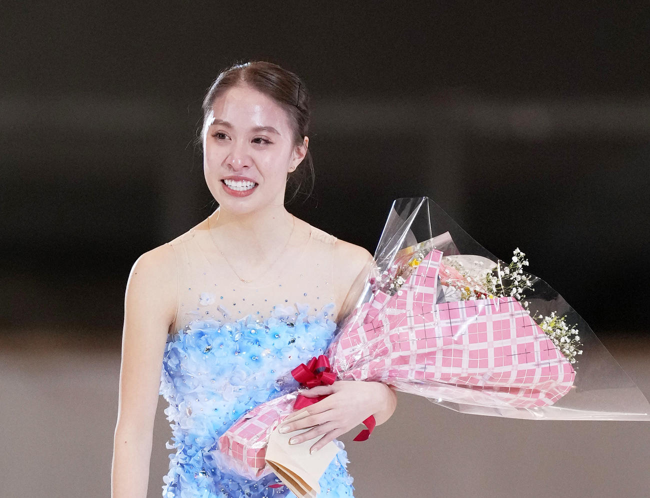 現役最後の演技を終えた松田は、花束を手に涙ぐむ（撮影・菅敏）