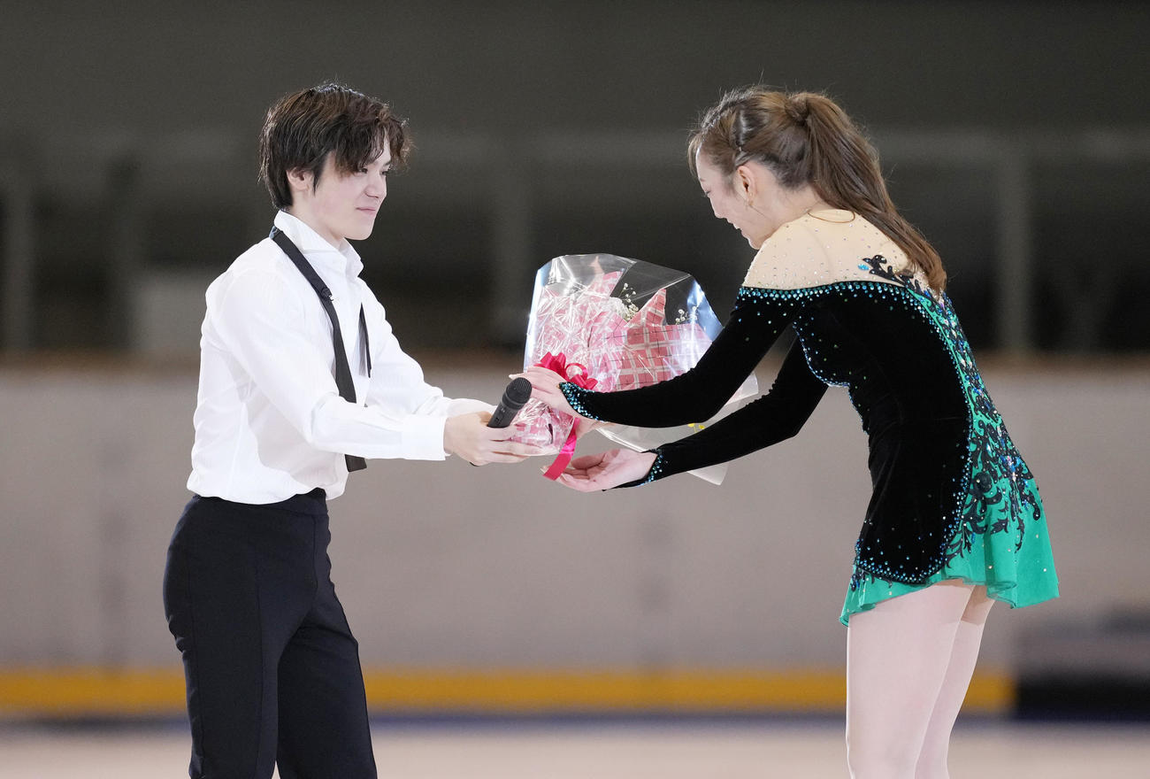 名古屋フィギュアスケートフェスティバルで現役最後の演技を終えた本郷（右）は、宇野から花束を受け取る（撮影・菅敏）