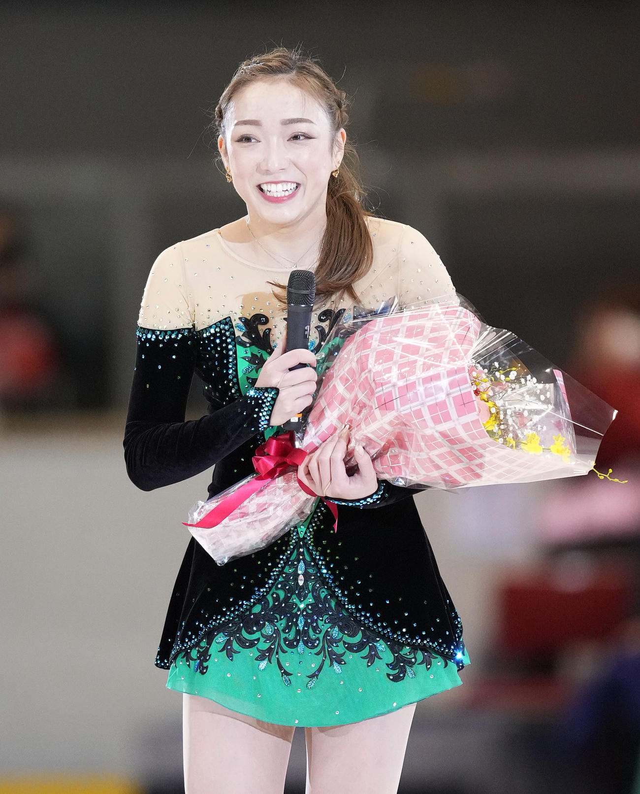 名古屋フィギュアスケートフェスティバルで現役最後の演技を終えた本郷は、花束を手にスピーチする（撮影・菅敏）