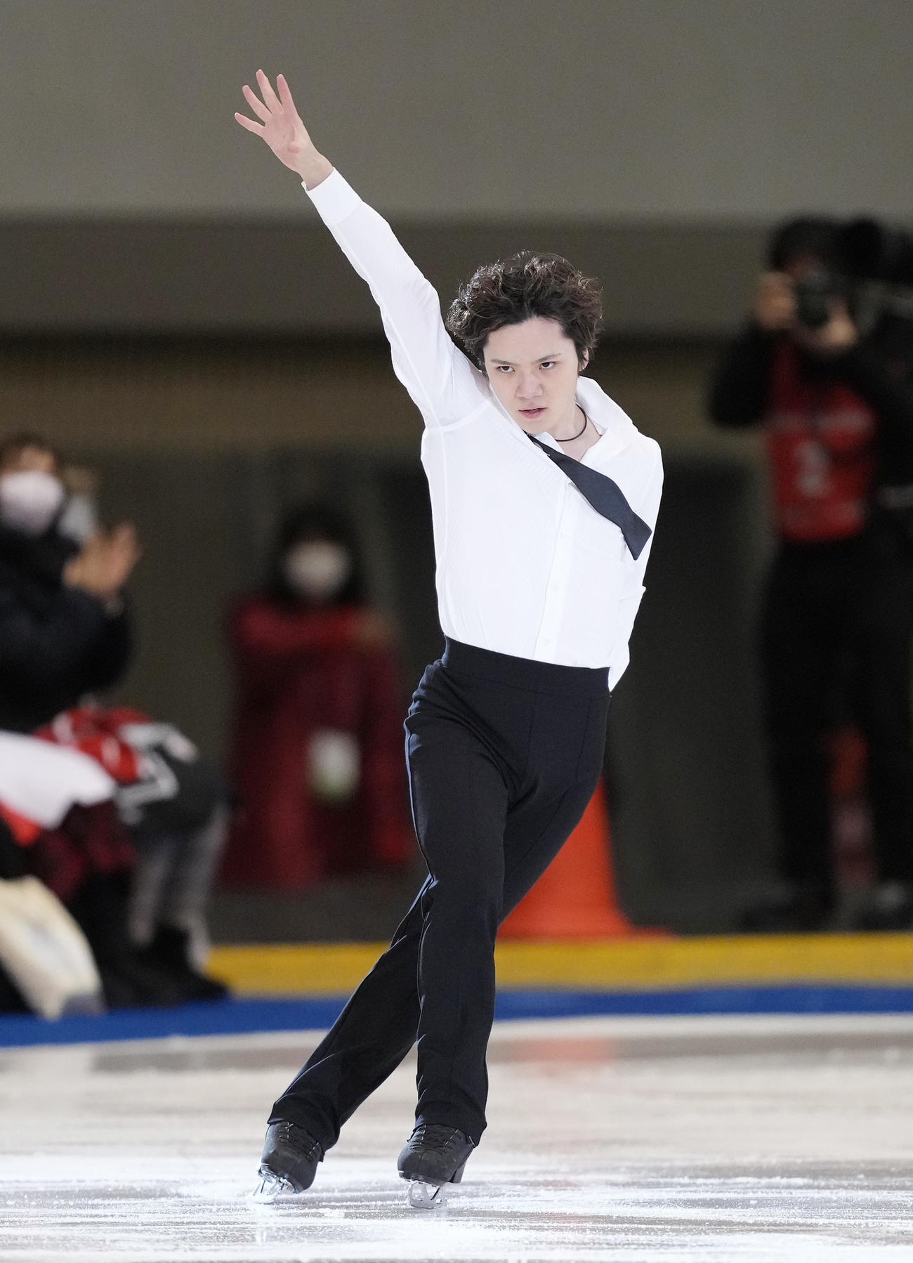 名古屋フィギュアスケートフェスティバルに出場し、オーニングセレモニーに登場する宇野（撮影・菅敏）
