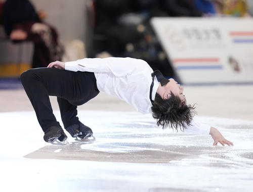 名古屋フィギュアスケートフェスティバルに出場し、オーニングセレモニーに登場する宇野（撮影・菅敏）