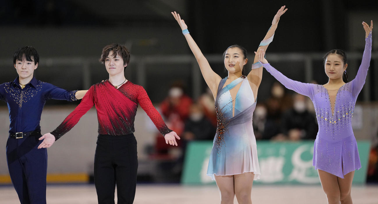 名古屋フィギュアスケートフェスティバルのフィナーレに登場しファンにあいさつする、左から鍵山、宇野、坂本、河辺（撮影・菅敏）