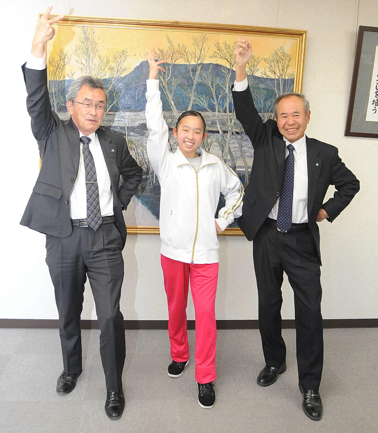村松啓至・磐田市教育長（左）、河島直明・市スポーツ協会会長（右）とポーズを決める村松芹奈