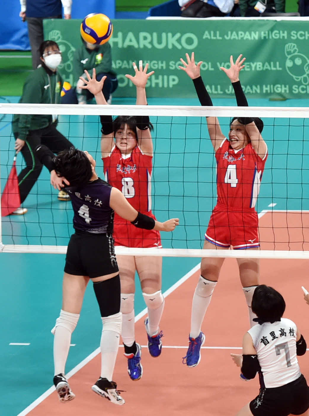 第2S、ブロックする亀井達（中央）と中野