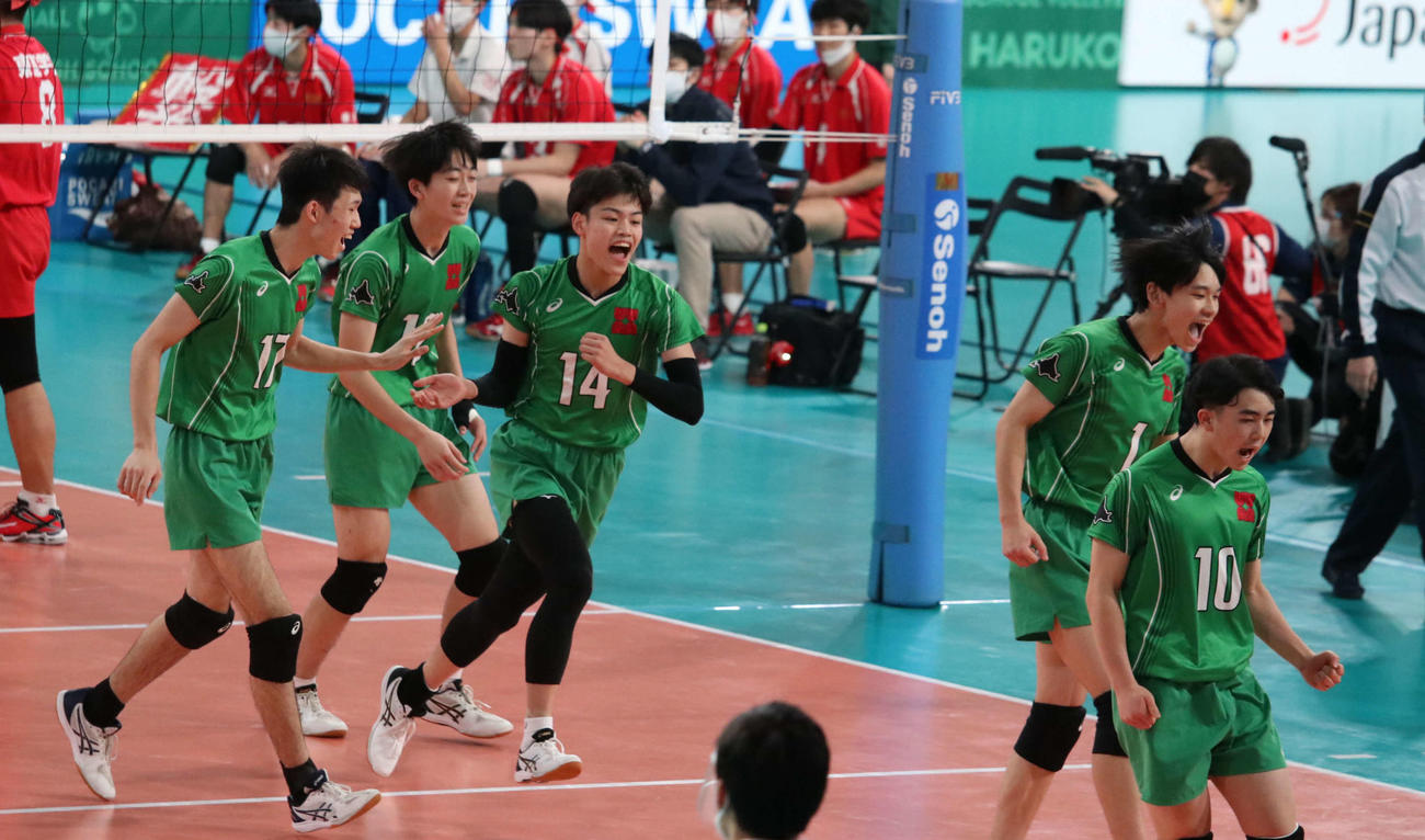 得点を奪い喜びを爆発させる札幌藻岩の選手たち（撮影・山崎純一）