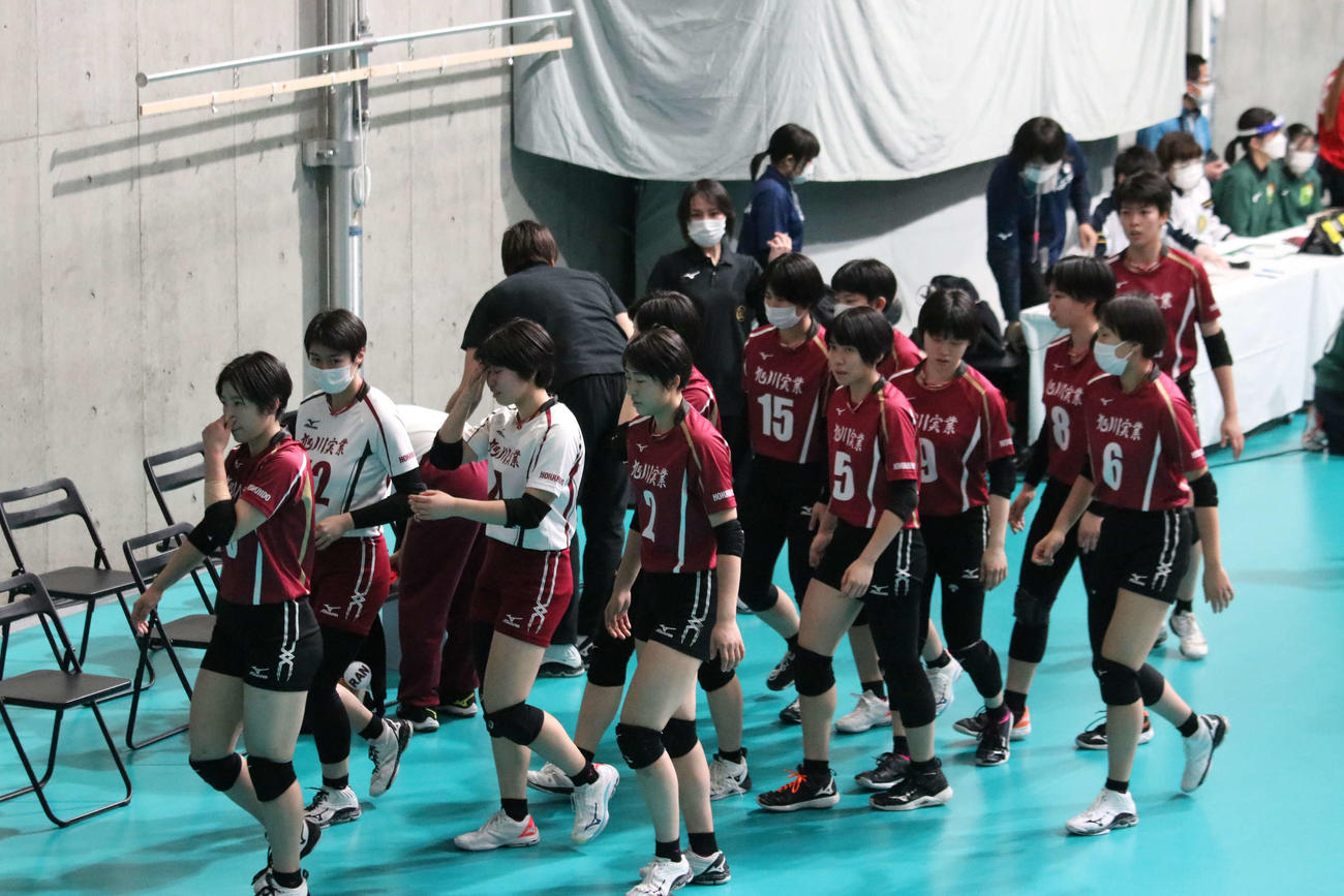 試合に敗れ肩を落とす旭川実の選手たち（撮影・山崎純一）