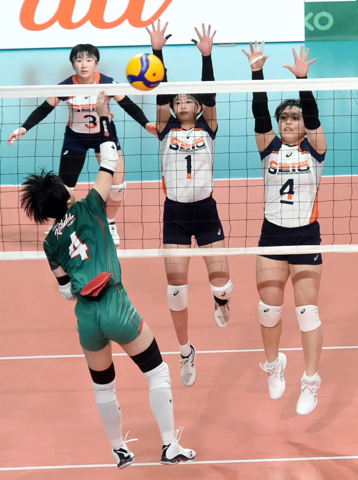 第1S、ブロックする盛岡誠桜・笹渡（中央）と熊谷
