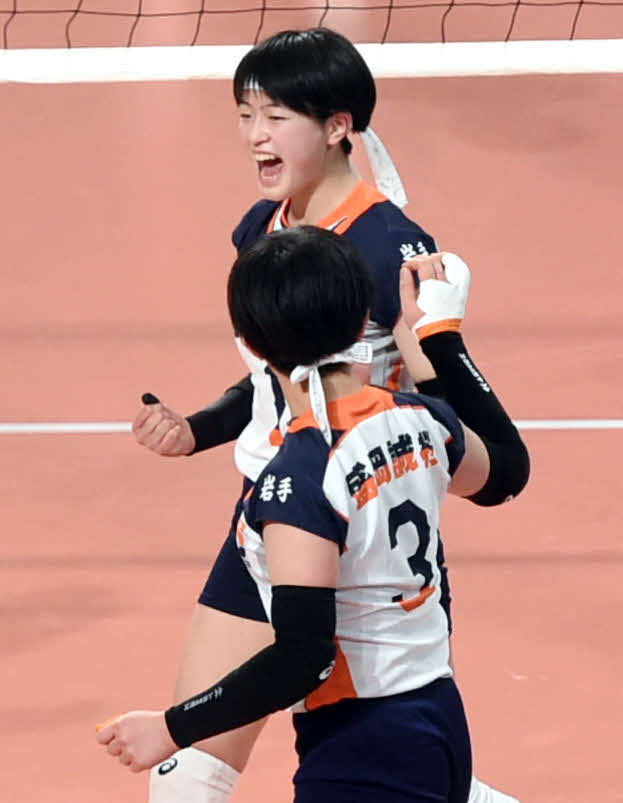 福井工大福井対盛岡誠桜　第2セット、得点を奪い笑顔でガッツポーズをする盛岡誠桜・笹渡（後方）（撮影・相沢孔志）