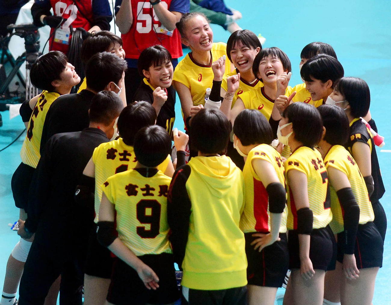 第2セット開始前に円陣を組んで気合を入れる富士見の選手たち