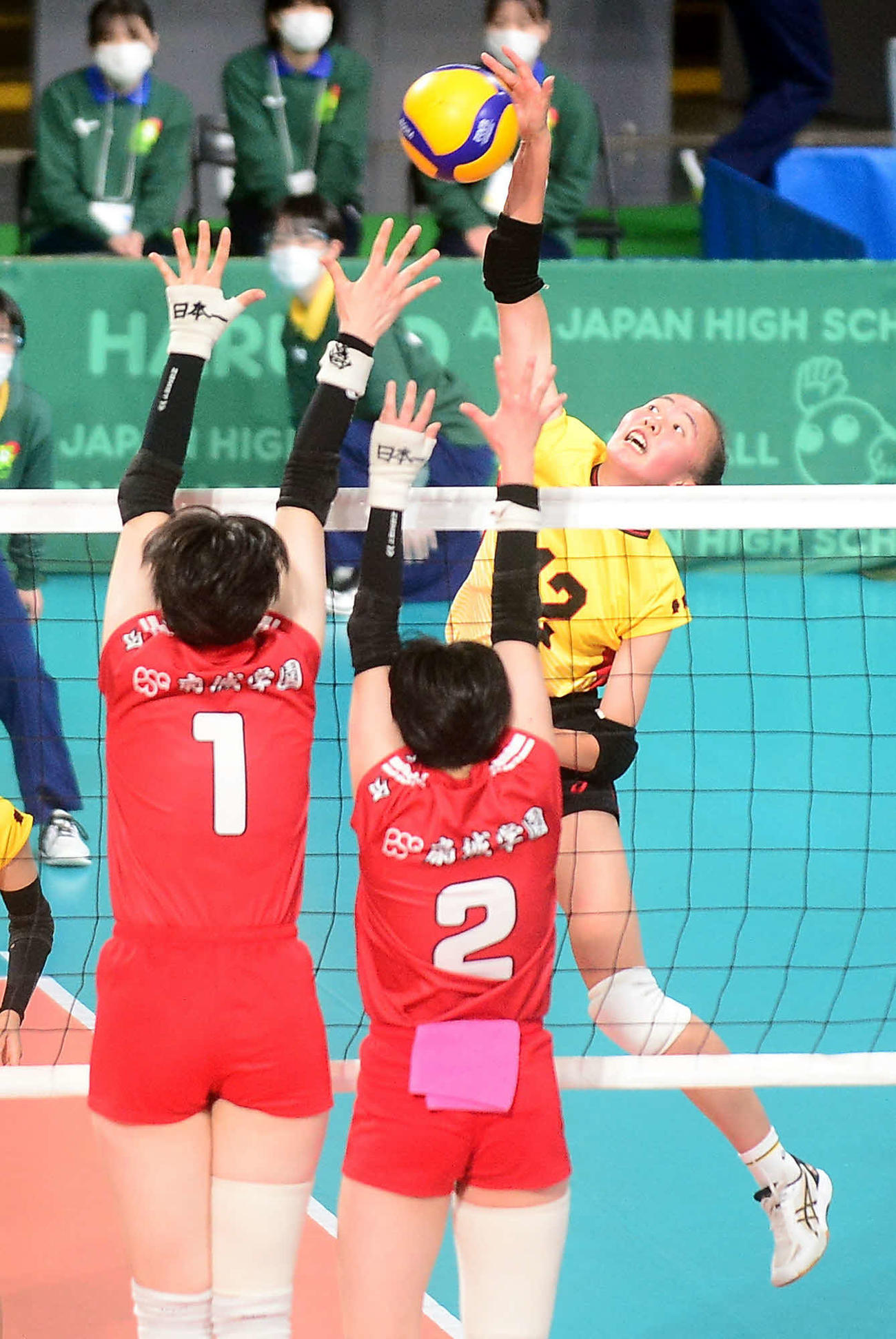 強烈なスパイクを放つ富士見・渡辺（奥）