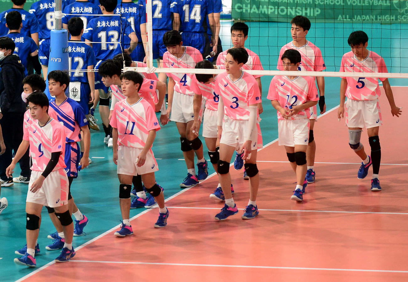 初戦敗退に肩を落とす清水桜が丘の選手たち