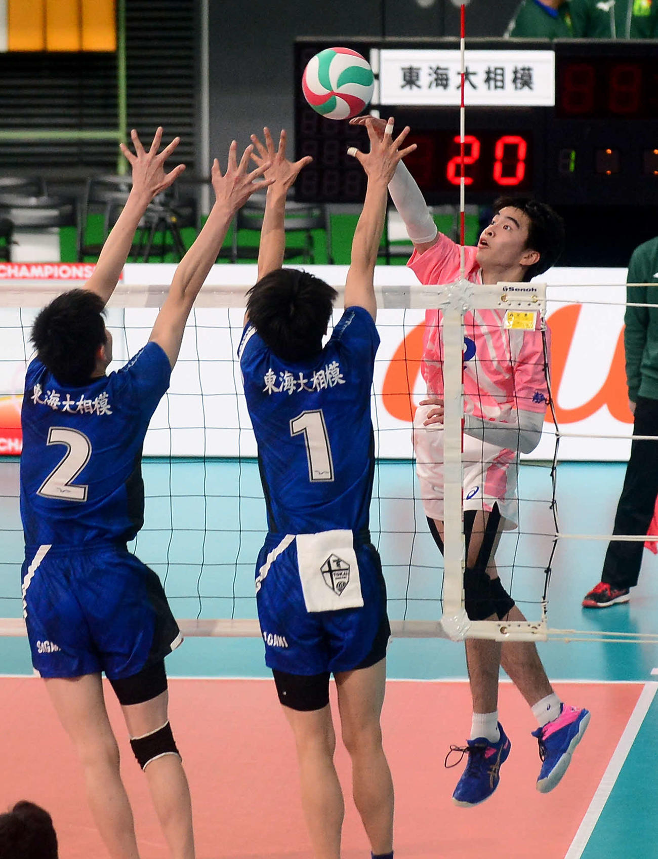 スパイクを放つ清水桜が丘・望月貫（右）