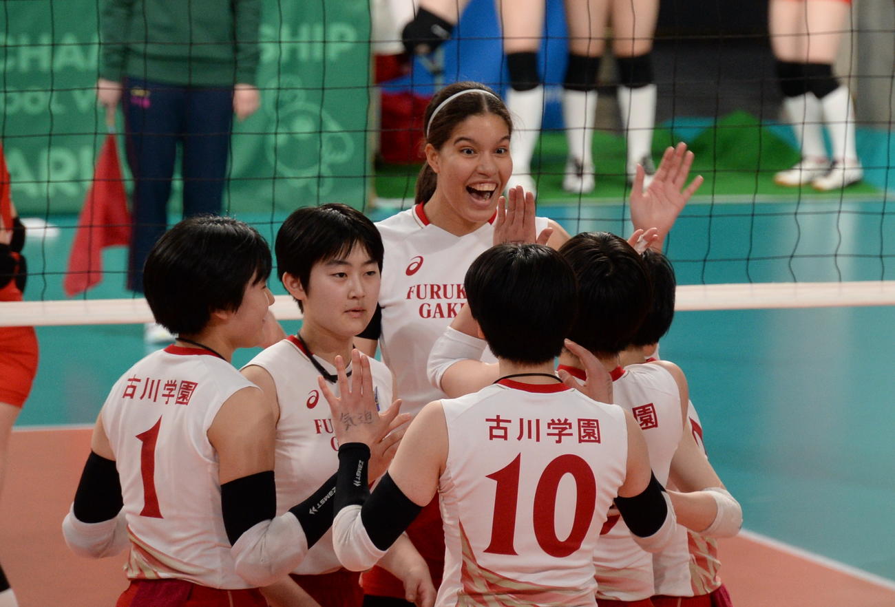 古川学園対氷上　得点を決め、チームと喜ぶ古川学園・タピア（中央）（撮影・濱本神威）