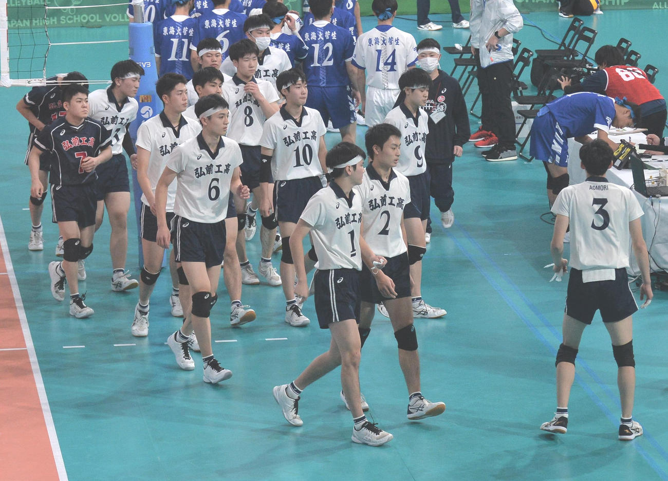 試合に敗れ、肩を落とす弘前工