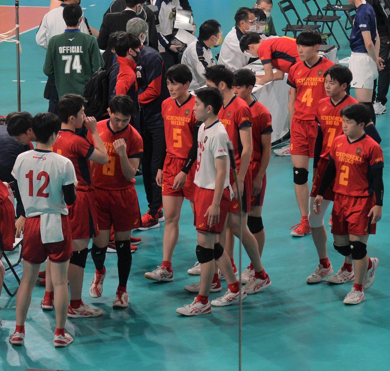 試合に敗れ悔しげな表情を浮かべる一関修紅