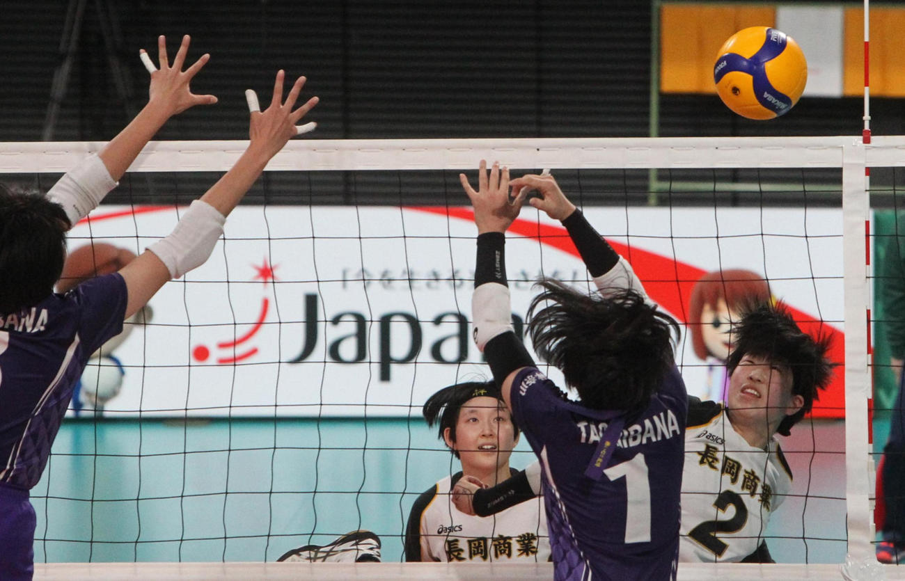 果敢にスパイクを打つエース水落（右）