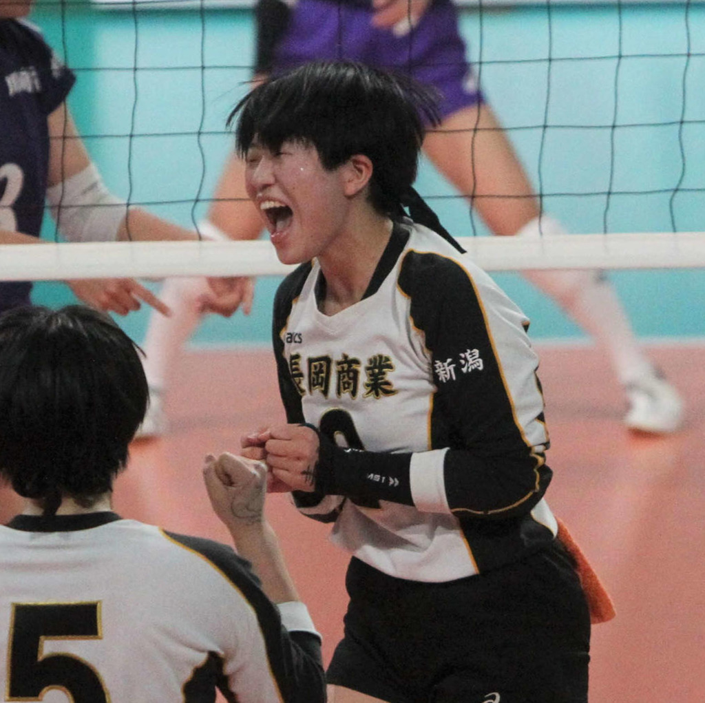 得点を決めほえる水落