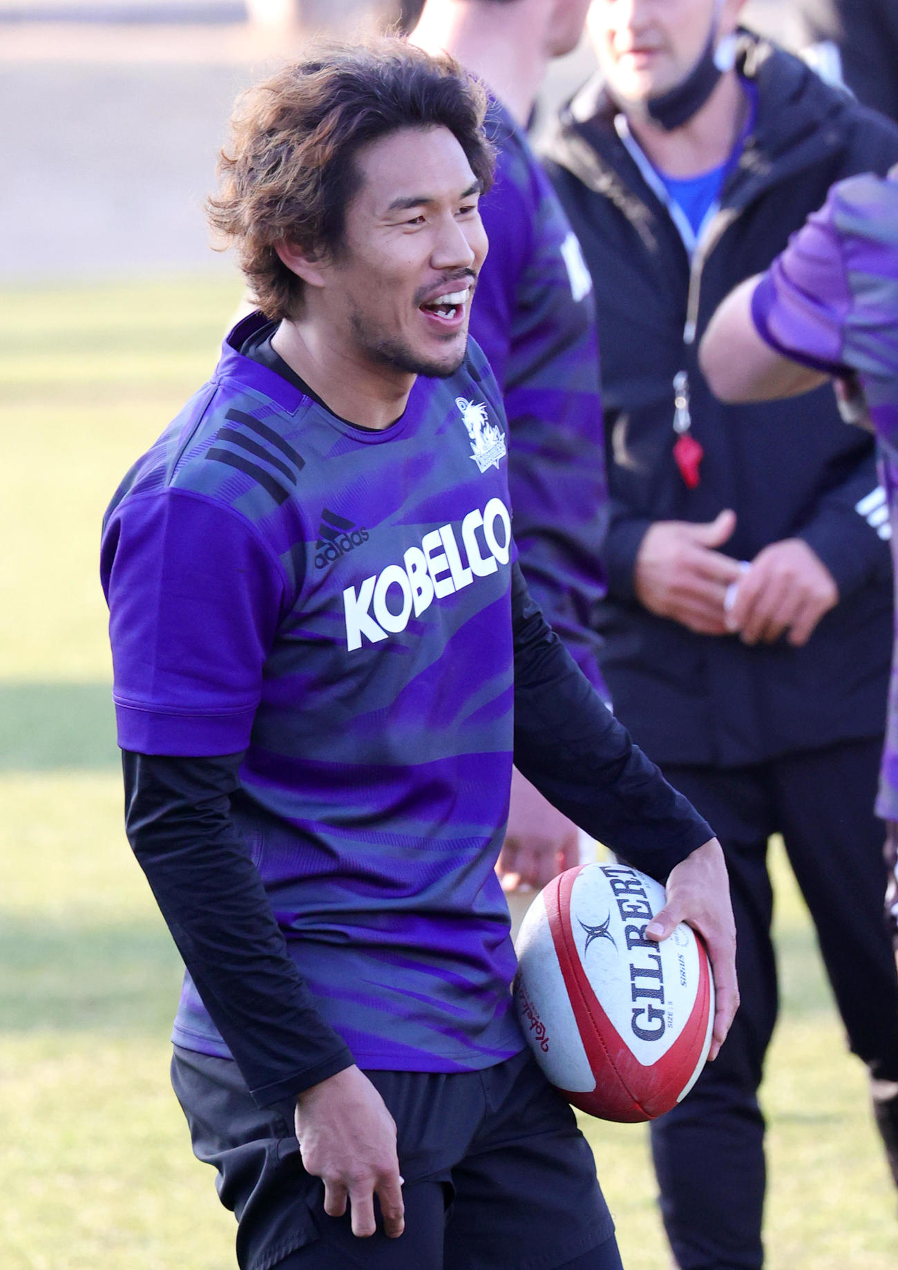 「リーグワン」開幕を控えるコベルコ神戸FB山中は練習で笑顔を見せる（撮影・上山淳一）