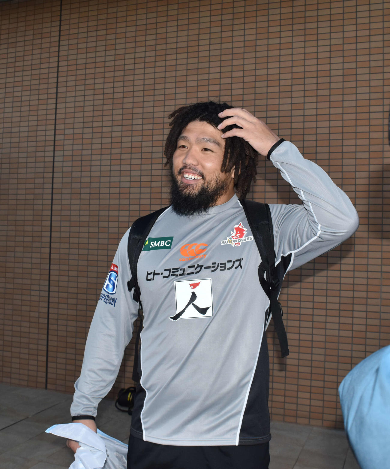 自慢のドレッドヘアを触り笑顔の堀江翔太（2019年2月4日撮影）