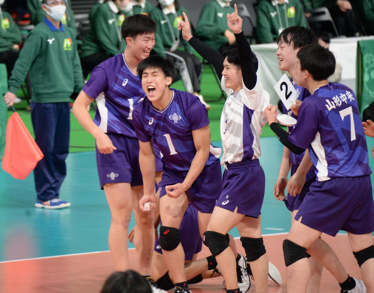 初の16強入りを決めた山形中央は大喜び