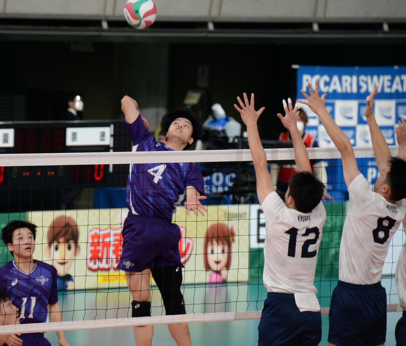 第1S、スパイクを決める山形中央・中村