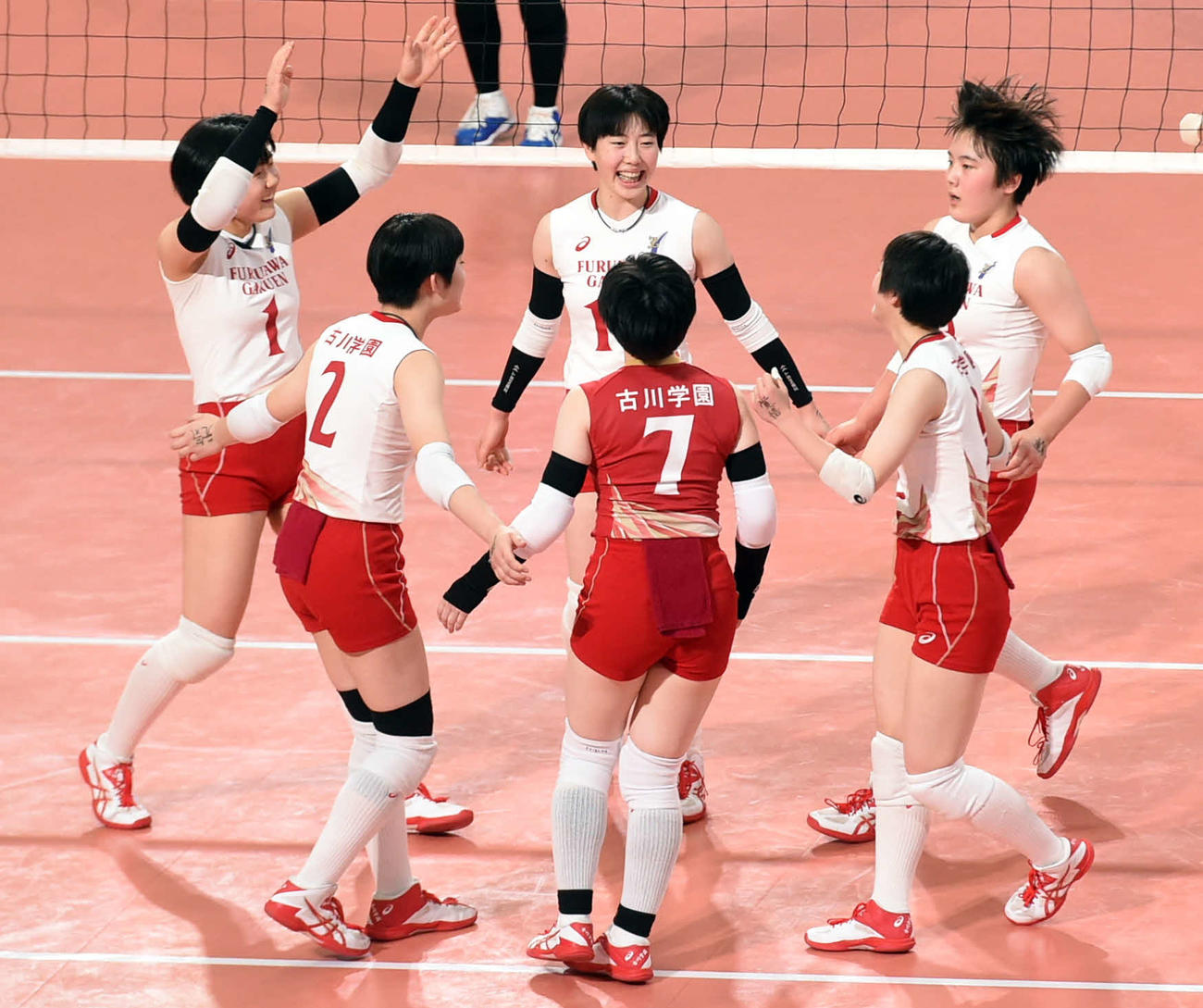 第1S、得点を喜ぶ古川学園・阿部（左から3人目）