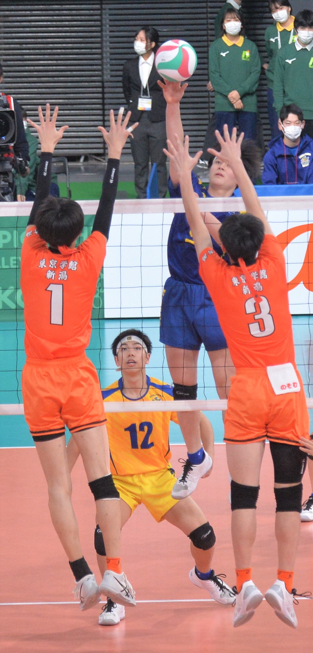 スパイクを放つ郡山北工・久保木