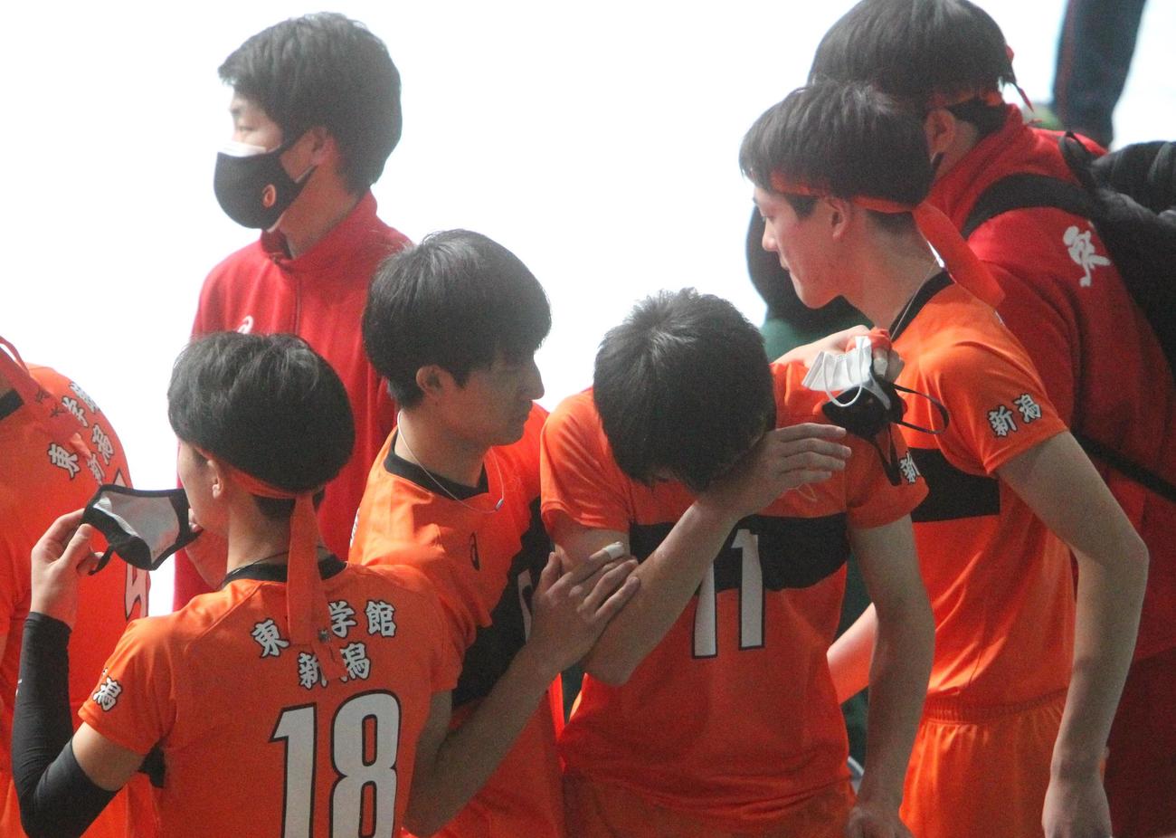 試合終了後に涙を流す岩森（中央）