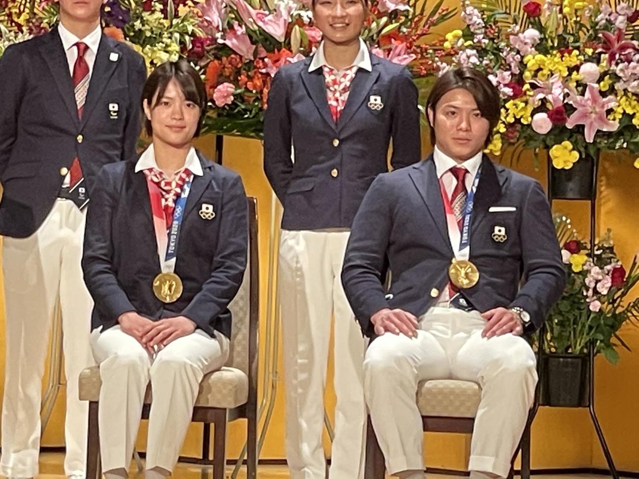 日体大の東京五輪・パラリンピックの報告会に出席した柔道金メダリストの阿部詩（左）と阿部一二三の兄妹