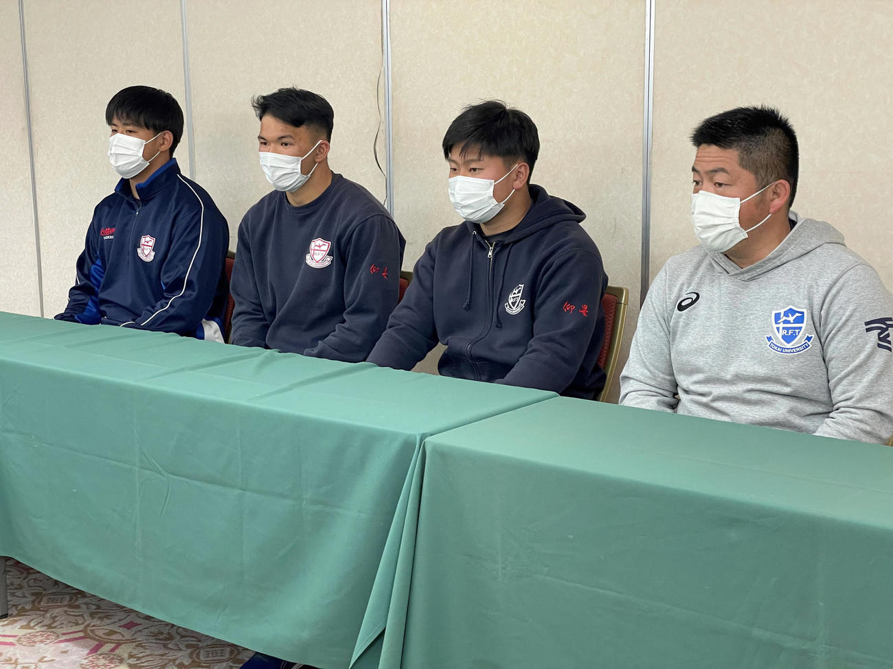 決勝戦に向けて意気込みを語る東海大大阪仰星・湯浅大智監督（右端）と選手たち。左から楠田、中、薄田（代表撮影）