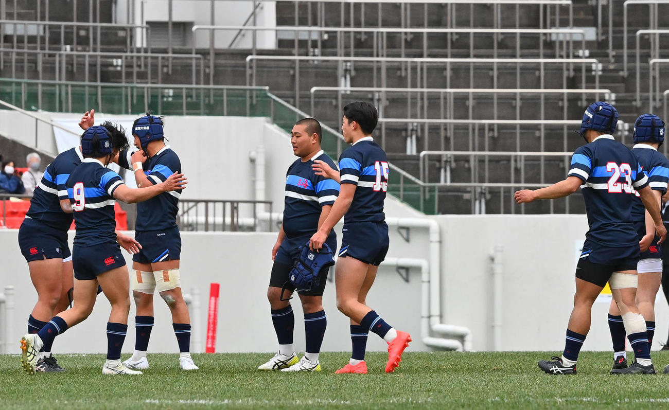 5日、準決勝で東福岡を破り喜ぶ東海大大阪仰星フィフティーン