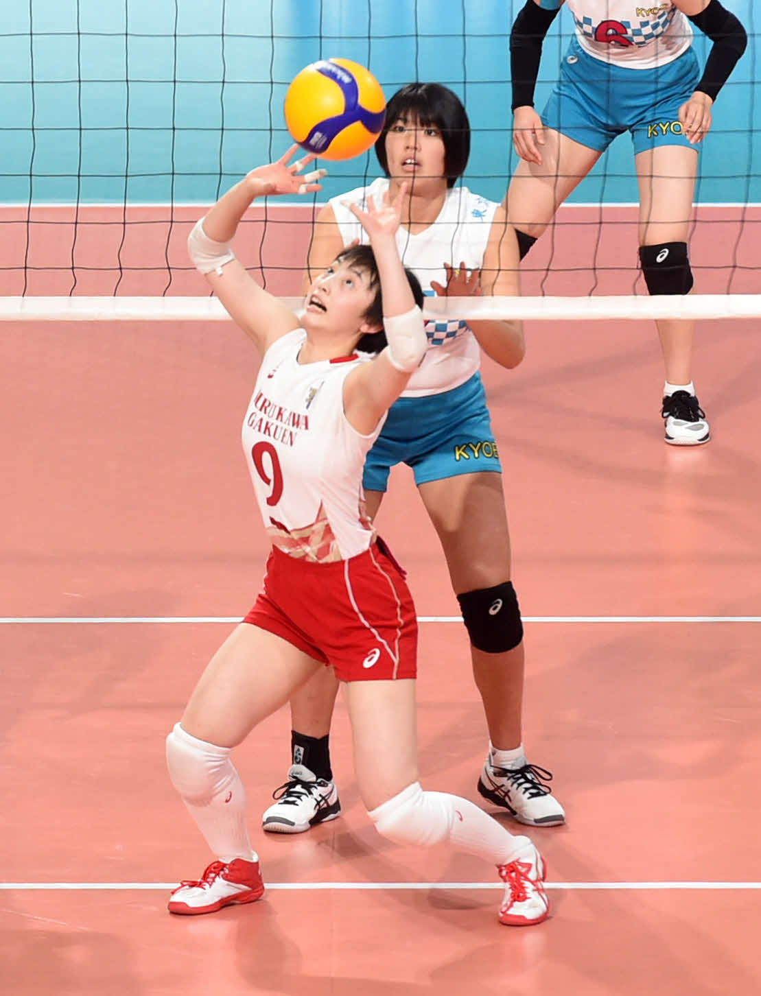 第1S、トスを上げる古川学園・熊谷