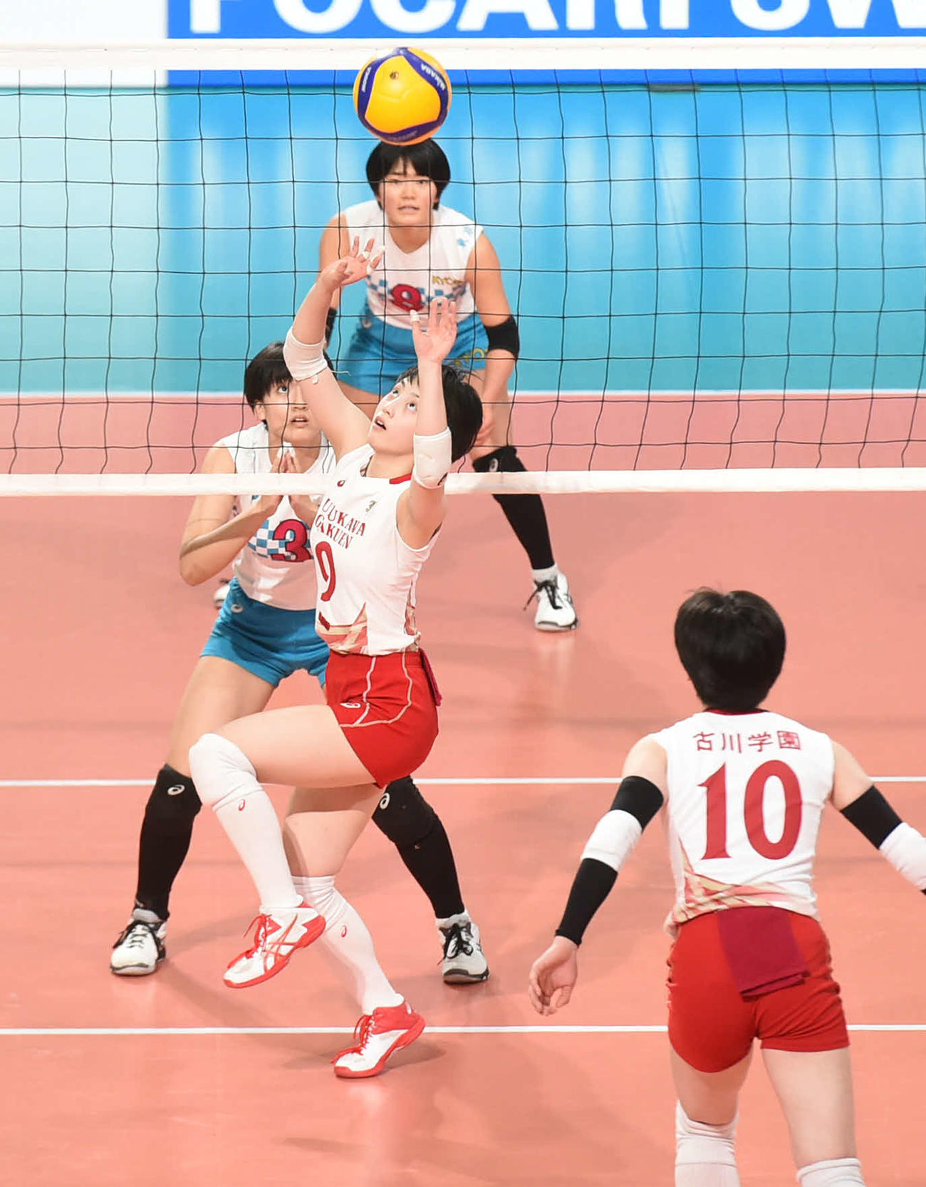 第1S、トスを上げる古川学園・熊谷
