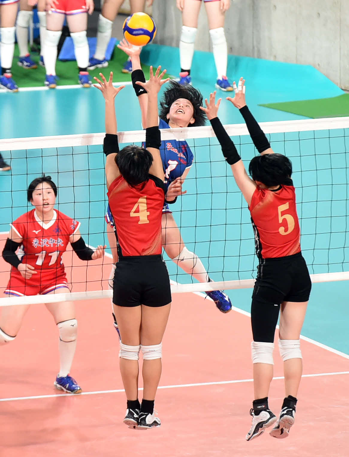 第2S、気迫の表情でスパイクを放つ米沢中央・亀井美