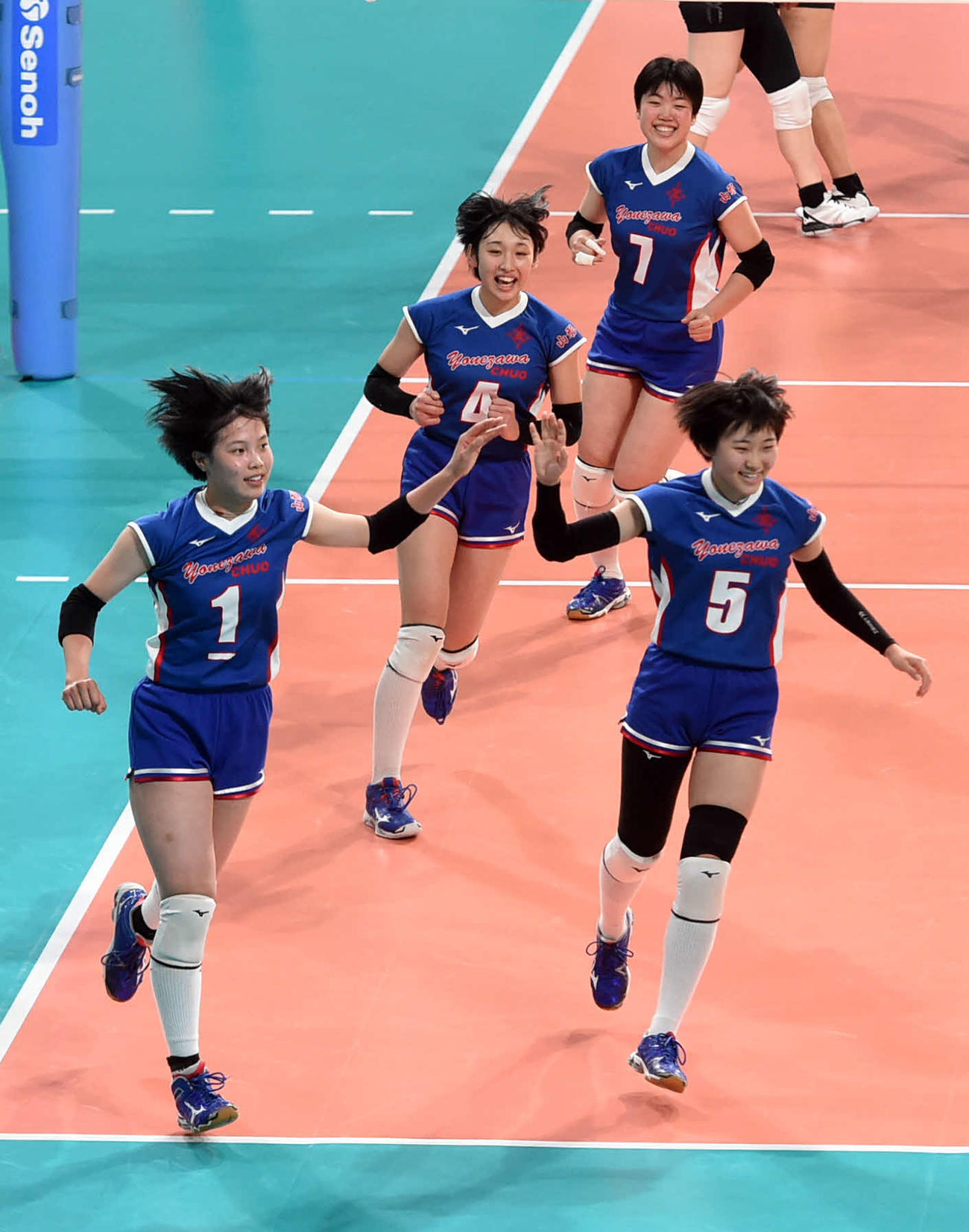 岡崎学園対米沢中央　第1セット、得点を喜ぶ米沢中央・亀井美（手前左）（撮影・相沢孔志）