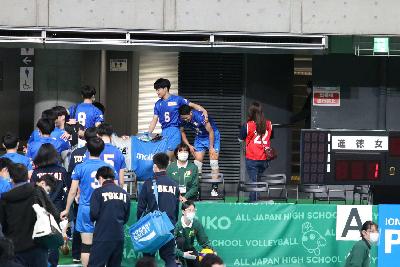 高松工芸対東海大札幌　試合後東海大札幌の川松（中央左）は泣きじゃくる後輩の二川を抱きかかえる（撮影・山崎純一）