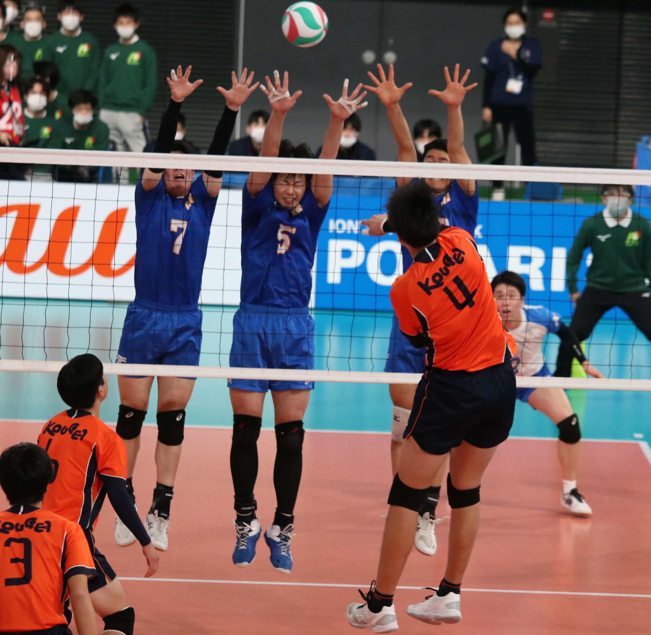 高松工芸対東海大札幌　第3セット、相手エース牧のスパイクをブロックする東海大札幌の選手たち（撮影・山崎純一）