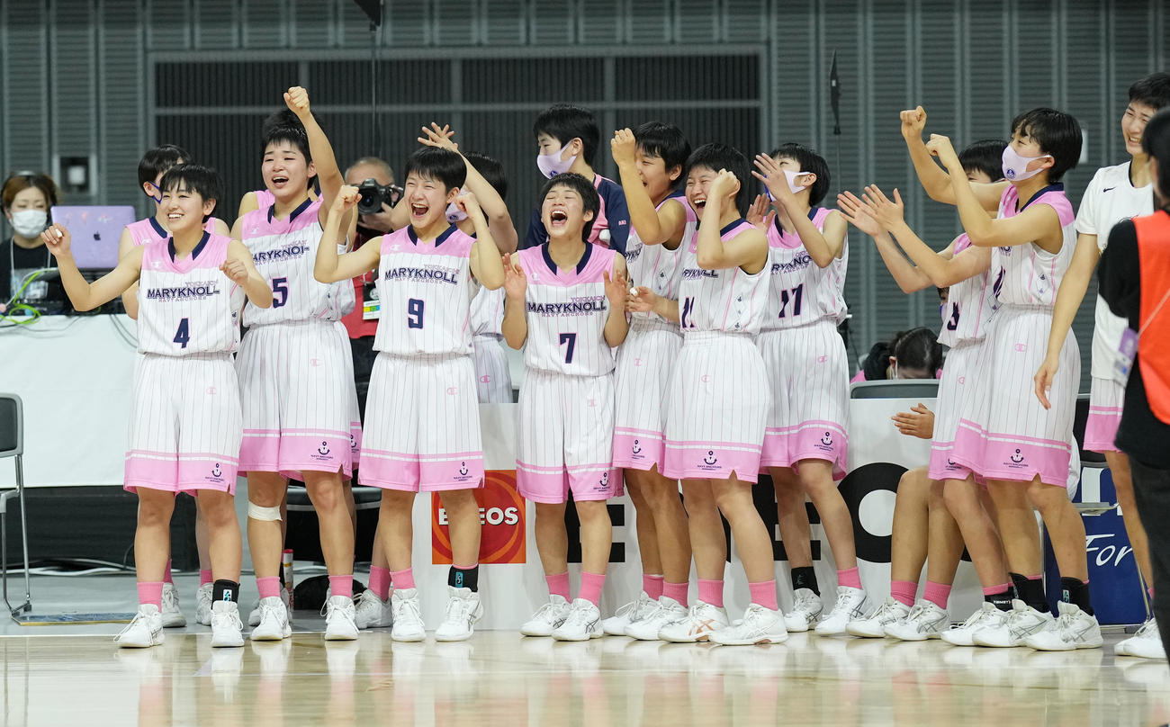 ジュニアウインターカップ全国U15選手権で優勝し、喜ぶ四日市メリノール学院中の選手たち（撮影・菅敏）