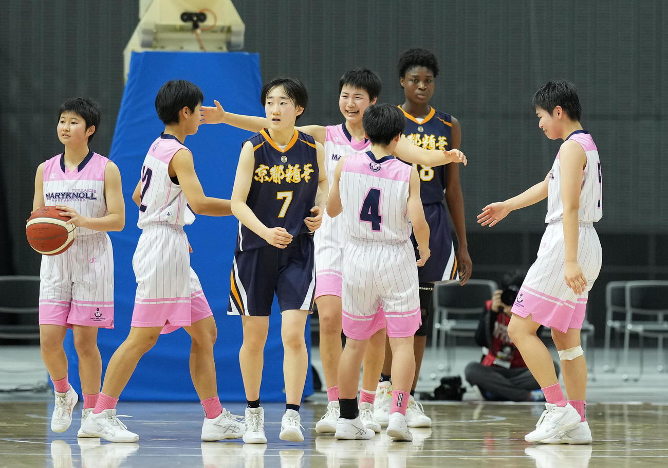 女子決勝で京都精華学園中を破り、喜ぶ四日市メリノール学院中の選手たち（撮影・菅敏）