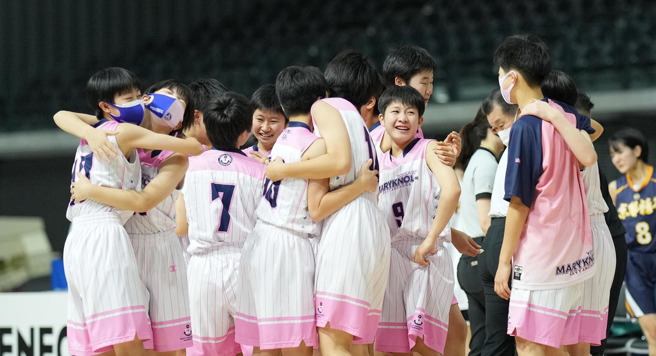 ジュニアウインターカップ全国U15選手権で優勝し、喜ぶ四日市メリノール学院中の選手たち（撮影・菅敏）