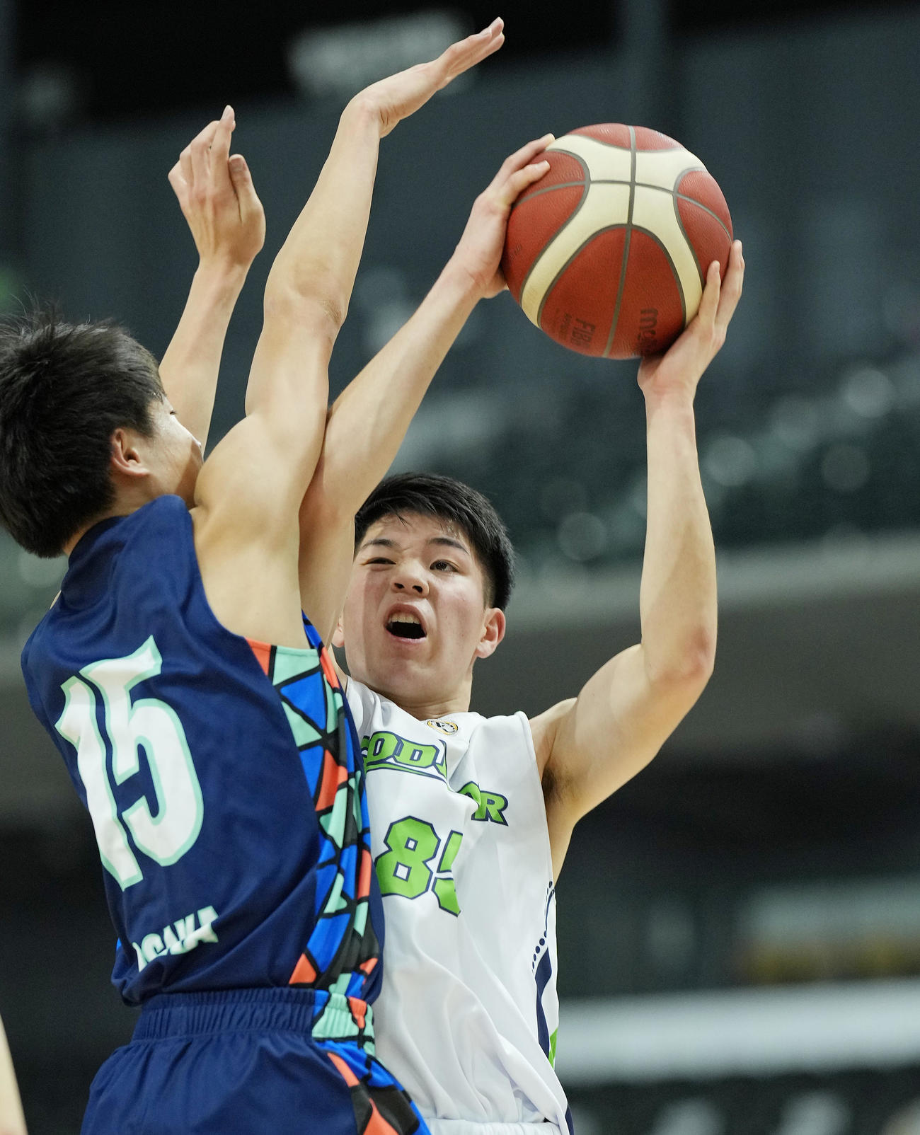 男子決勝、ゴッドドア対KAGO CLUB　第3Q、競り合うゴッドドア瀬川（右）（撮影・菅敏）