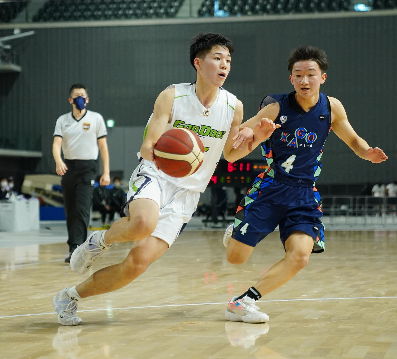 男子決勝、ゴッドドア対KAGO CLUB　第2Q、ドリブルで突破するゴッドドア瀬川（左）（撮影・菅敏）